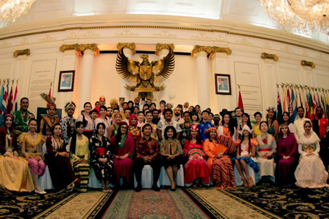 Seluruh peserta BSBI 2014 berfoto di Kementerian Luar Negeri Republik Indonesia. Foto: penulis